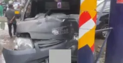 Kecelakaan di Depan RSJ Amino Gondo, Mobil Box Tabrak Baliho hingga Kendaraan Terpakir! Plat Nomor Bikin Warga Semarang Salfok (Sumber : Instagram/@infokejadian_semarang)