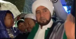 Jemaah tetap membanjiri Lapangan Pancasila Simpang Lima Kota Semarang meski hujan deras mengguyur saat acara selawat Habib Syech bin Abdul Qodir Assegaf, Selasa 14 November 2023 malam. (Sumber : Instagram @fitrilstri.andryni)