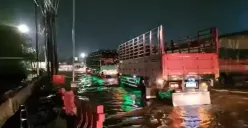 Banjir 30 Sentimeter Genangi Jalan Pantura Kaligawe Semarang setelah Semalam Hujan Deras
