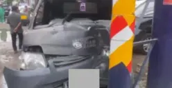 Kecelakaan di Depan RSJ Semarang, Mobil Box Tabrak Baliho dan Kendaraan Parkir! Publik: Pantes, Plat Nomornya..