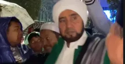 Hujan Deras, Selawatan Habib Syech bin Abdul Qodir Assegaf di Simpang Lima Tetap Banjir Jemaah