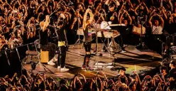 Ilustrasi | Menghadapi perbedaan budaya, Chris Martin kibarkan bendera cinta menggantikan pelangi di Konser Jakarta. (Sumber : Instagram/coldplay)