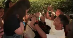 Momen Romantis Pria Melamar Kekasih di Konser Coldplay Jakarta, Langsung Diterima