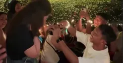 Momen Raza Iqbal melamar sang kekasih, Devalia Mesha, di tribun penonton konser Coldplay di Jakarta, Rabu 15 November 2023 malam di Stadion GBK. (Sumber : Tiktok @devmesha)