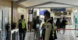 Viral di media sosial terkait protes para penumpang kereta yang disebut diwajibkan untuk mendaftar face recognition atau identifikasi wajah sebelum masuk ke peron stasiun. (Sumber : X @fchkautsar)