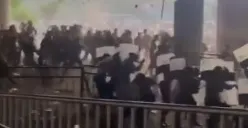 Kerusuhan suporter bola usai pertandingan Gresik United kalah dari Deltras FC (Sumber : x.com/@ainurohman)