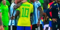 Viral pertengkaran kontroversial antara Messi dan Rodrygo dalam laga Brasil vs Argentina. (Sumber : X/Drezinhos)