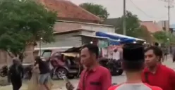 Kecelakaan maut terjadi di Jalan Raya Desa Geneng, Mijen, Demak, Kamis 23 November 2023 sore hari, melibatkan mobil, motor, minibus dan truk. (Sumber : Instagram @infoupdatejateng)