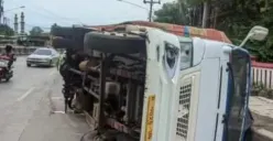 Truk Pengangkut Barang Terguling di Depan Puskesmas Tambak Aji, Diduga Karena Patah As Roda