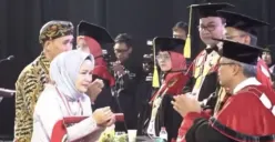 momen haru kedua orang tua gantikan wisuda anaknya yang telah wafat karena kanker (Sumber : instagram @folkshit)