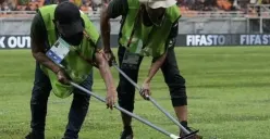 Momen saat rumput JIS diserok karena genangan air sesaat laga Brasil VS Argentina berlangsung (Sumber : instagram @sisiterang.official)