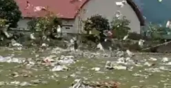 Sampah-sampah beterbangan di udara setelah kena terjang angin kencang di GOR Stadion Wujil, Ungaran, Kabupaten Semarang, Minggu 26 November 2023. (Sumber : Instagram @smg_repostt)