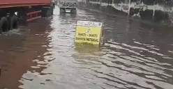 Jalur alternatif untuk menghindari banjir di kawasan Jalan Kaligawe, terpantau pada Selasa 28 November 2023 pagi masih tergenang air cukup tinggi. (Sumber : Polsek Genuk)