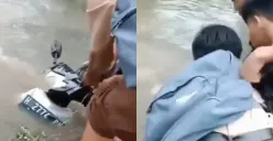 momen motor siswa di Genuk nyemplung saat berangkat sekolah (Sumber : instagram @infokejadian_genuk)