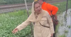 Momen Mbak Ita Terobos Banjir di Muktiharjo, Blusukan hingga ke Pinggiran Rel yang Terendam Air