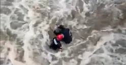 Seorang pemancing bernama Alfian Aldi Saputra terjebak banjir di sungai bawah Jembatan Panjang, Ambarawa, Kabupaten Semarang, Selasa 28 November 2023. (Sumber : Instagram @damkarkab.semarang)