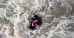 Detik-detik Petugas Damkar Selamatkan Pemancing Terjebak Banjir di Jembatan Panjang Ambarawa