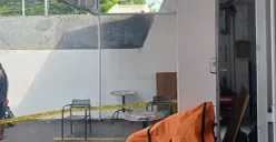 Seorang pria yang duduk di depan minimarket Alfamart Jalan Abdul Rahman Saleh Semarang rupanya sudah dalam kondisi tak bernyawa, Rabu 29 November 2023. (Sumber : Instagram @infokriminalsemarang)