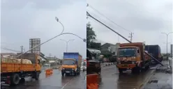 Sebuah Truk tertimpa lampu jalan di Jalan Kaligawe (Sumber : instagram @infokejadian_genuk)