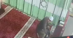 Terekam CCTV, pencurian di masjid (Sumber : Instagram/@peristiwabanua)