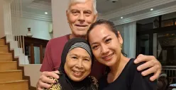 Bunga Citra Lestari (BCL) bersama orangtua mendiang Ashraf Sinclair. (Sumber : Instagram @dida_sinclair)