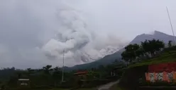 Merapi Muntahkan Awan Panas, Warga Diguyur Hujan Air dan Abu di Stabelan Boyolali (Sumber : Instagram/merapi_uncover)