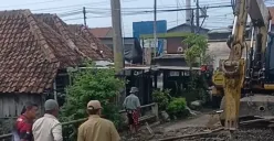 Disebut jadi penyumbat air hingga membuat Jalan Woltermonginsidi kerap banjir selama musim hujan, jembatan di Pasar Genuk dibongkar, Senin 4 Desember 2023. (Sumber : Instagram @infokejadian_genuk)