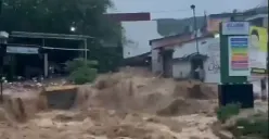 Terjadi banjir akibat aliran Sungai Sukolilo meluap pada Selasa 5 Desember 2023 sore hari setelah diguyur hujan deras di Sukolilo, Pati. (Sumber : Instagram @patisakpore)