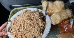 Cari sarapan pagi dan ingin makan bubur ayam Bandung di Kota Semarang? Bubur Ayam Mang Dede ini bisa jadi pilihan karena porsi bubur dan toppingnya tidak pelit. (Sumber : Google Dyah Irawan)