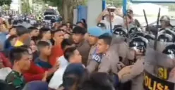 aksi protes warga Sabang diwarnai bentrok dengan aparat Polisi (Sumber : instagram @terang_media)