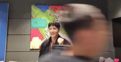 Jungkook dan ketiga member BTS berpamitan dengan penggemar karena akan segera menjalani wajib militer pada pertengahan Desember 2023 ini, ia juga pamer kepala botaknya. (Sumber : Weverse)