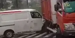 Adu Banteng Di Banaran Libatkan Truk Pasir dan Grand Max Hingga Ringsek, Lajur Dua Arah Macet