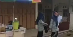 Viral beredar video yang memperlihatkan sejumlah santriwati Ponpes PDF & Mahad Aly Walindo berjalan kaki untuk berkeliling jualan kalender. (Sumber : Instagram @batanginfo.id)