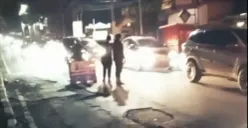 Aksi heroik warga dan relawan mengecor jalan di turunan Gombel, Banyumanik, Kota Semarang, dari hasil patungan untuk membeli semen dan pasir, Selasa 5 Desember 2023. (Sumber : Instagram @smg_repostt)