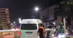 Pembatas atau median di Jalan Majapahit kembali menuai korban, kali ini menjadi sasaran empuk minibus Elf yang melintas hingga pembatas jalan sebagian hancur. (Sumber : Instagram @portalsemarang)