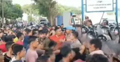 VIRAL! Gegara Menampung Pengungsi Rohingya, Warga Sabang Bentrok Hingga Dorong-dorongan dengan Polisi