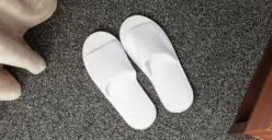 Alasan Sandal hotel Tidak Untuk Dipakai Ke Luar Kamar (Sumber : Freepik)