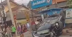 Terjadi kecelakaan tunggal yang melibatkan sebuah mobil sedan di perempatan Gondang Timoho, Jalan Raya Bulusan atau Jalan Banjarsari Raya, Tembalang, Kota Semarang, Jumat 8 Desember 2023. (Sumber : David Mameea)