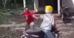 Pria Ditagih Hutang Ngamuk Acungkan Golok di Pematang Cengal Barat, Petugas Mekar Wanita Jadi Korban Kekerasan (Sumber : x.com/@KontenBerfaedah)