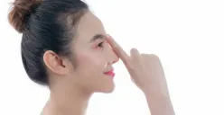 Ilustrasi membersihkan hidung dengan cara mengupil (Sumber : Freepik/Jcomp)