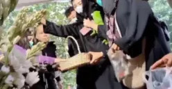 Sambil Peluk Boneka, Isak Tangis Ibu 4 Anak Korban Pembunuhan di Jagakarsa Pecah saat Pemakaman