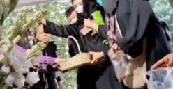 Sambil Peluk Boneka, Isak Tangis Ibu 4 Anak Korban Pembunuhan di Jagakarsa Pecah saat Pemakaman
