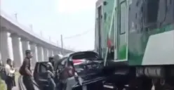 Dua balita tewas dalam kecelakaan mobil dan KA feeder Whoosh di Kabupaten Bandung Barat. (Sumber : Instagram/warungjurnalis)