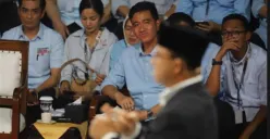 Wajah Kecut Gibran Rakabuming Jadi Sorotan saat Anies Baswedan Bahas Hal Ini di Debat Capres Perdana (Sumber : Twitter/@abu_waras)