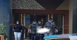 situasi saat petugas evakuasi korban loncat dari lantai 12 gedung Filkom UB (Sumber : instagram @info.malang)