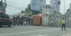Kecelakaan Tunggal Truk Terguling di Exit Tol Bawen, Diduga Akibat Rem Blong