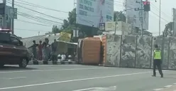 Terjadi kecelakaan tunggal di exit Tol Bawen, Kabupaten Semarang, Sabtu 16 Desember 2023 siang, truk terguling melintang di jalan. (Sumber : Instagram @infokejadiansemarang.new)