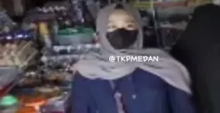 Padahal Naik Mobil, Viral Video Emak-emak Curi Sekarung Beras di Warung Sembako (Sumber : Twitter/Pai_C1)