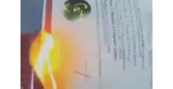 Viral! Aksi Wanita Bakar Ijazah Pacarnya, Diduga Karena Helm Miliknya Tak Kunjung Dikembalikan