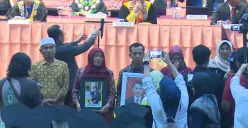 Keluarga Frengki Candra dan Siska Afrina mewakili wisuda Universitas Negeri Padang. (Sumber : YouTube/UNP TV)